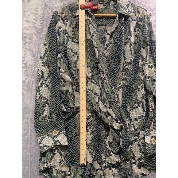 Suzanne Betro Plus SZ  2XL Wrap Lightweight Blouse Faux Snakeskin - Picture 9 of 9